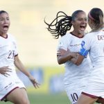 Deyna Castellanos (d) de Venezuela celebra un gol ante Uruguay hoy, en un partido del grupo B de la Copa América Femenina en el estadio Centenario en Armenia (Colombia). EFE/Ernesto Guzmán Jr.