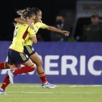 Leicy Santos (d) de Colombia celebra un gol contra Bolivia hoy, en un partido del grupo A de la Copa América Femenina en el estadio Pascual Guerrero en Cali (Colombia). EFE/Ernesto Guzmán Jr.