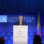 Es un honor recibir, en nombre del país, el 'Premio al Liderazgo 2022' #Concordia22', de 
@ConcordiaSummit
, como reconocimiento a nuestras políticas globales y transformadoras, que han afianzado las relaciones entre Colombia y EEUU. Ivan Duque