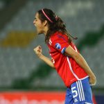 Jugadora de la La selección chilena celebra clasificación a la repesca al Mundial de Australia y Nueva Zelanda 2023