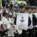 Policías participaron en una ceremonia religiosa en Bogotá en honor a sus compañeros asesinados recientemente en el país por la banda criminal Clan del Golfo. EFE/Carlos Ortega