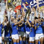 Jugadoras de Brasil celebran con el trofeo al ganar la final de la Copa América Femenina ante Colombia en el estadio Alfonso López en Bucaramanga (Colombia). EFE/Mauricio Dueñas Castañeda