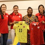 La Vicepresidente Francia Márquez recibió la camiseta autografiada de Colombia y se convirtió en la madrina del fútbol femenino