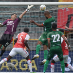 Independiente Santa Fe sufrió más de la cuenta para derrotar 2-1 a Patriotas de Boyacá en partido de la fecha 9 de la Liga BetPlay Dimayor que se disputó en el estadio El Campín de Bogotá. Foto DIMAYOR