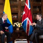 Ministro Álvaro Leyva Durán le da la bienvenida a Colombia al nuevo embajador de Reino Unido, George Hodgson.