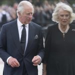 El rey de Reino Unido, Carlos III, y la reina consorte, Camila, a su llegada al Palacio de Buckingham en Londres el 9 de septiembre de 2022. (Stringer - Agencia Anadolu)