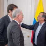 El presidente Gustavo Petro dialoga con el expresidente Álvaro Uribe y el senador Miguel Uribe del Centro Democrático. Foto Presidencia