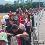Personas están cruzando diariamente la frontera entre Colombia y Venezuela