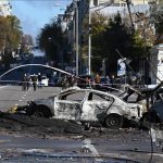 Una vista de la escena después de varias explosiones que sacudieron la capital de Ucrania, Kiev, el 10 de octubre de 2022. Al menos 11 personas murieron en el ataque ruso contra varias ciudades, según las autoridades de Ucrania. (Viacheslav Ratynskyi - Agencia Anadolu)