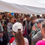 El embajador (e)  de Estados Unidos en Colombia,Francisco Palmieri le explicó a los migrantes en Necoclí, Urabá, que la frontera ya está cerrada y que no es verdad que se abra en 90 días. Foto Embajada Americana en Colombia