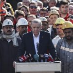 El presidente de Türkiye, Recep Tayyip Erdogan, comparece ante los medios de comunicaciones en la mina siniestrada en el municipio de Amasra, en la provincia de Bartin, en el noroeste del país, el 15 de octubre de 2022. (Emin Sansar - Agencia Anadolu)