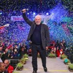 Luis Inácio Lula da Silva celebra al salir electo como presidente del Brasil