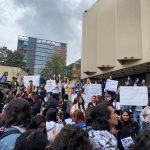 Estudiantes de la Javeriana protestan por aumento de matrículas- anuncian paro indefinido Twitter @ngelaMaraOjeda1