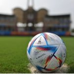 El Al Rihla, balón oficial de Qatar 2022, es el último de una colorida historia de balones de fútbol que han participado en los torneos de la Copa Mundial.
Al Rihla significa "el viaje" en árabe