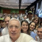 El expresidente Álvaro Uribe, durante su estadía en Ibagué, capital del Tolima, por motivo de agenda del foro Las regiones vuelven al centro