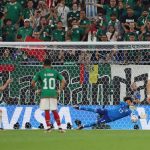 El arquero  Guillermo Ochoa fue la figura para México al atajar su primer penal en una Copa del Mundo. Foto FIFA