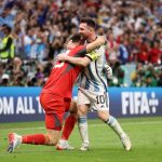 Con un heroico Dibu Martínez, Argentina pasó a semis por penales. En la foto recibe las felicitaciones de Lionel Messi. Foto FIFA