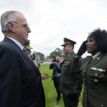 Capitán Martha Liliana  Chaverra,lució con orgullo su cabello afro en ceremonia de ascensos de oficiales superiores.En la foto saluda al Ministro de Defensa