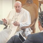 El Papa Francisco durante la entrevista concedida al diario español ABC, que tuvo lugar en su residencia en Casa Santa Marta. Foto Matías Nieto