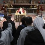 Personas rezando ante el cuerpo de Benedicto XVI. Crédito: Vatican Media