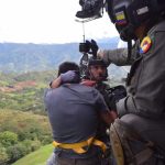 La Fuerza Aérea Colombiana evacuó a a seis personas atrapadas, entre ellas 2 adultas mayores, por derrumbe en zona rural del municipio de Rosas