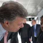 Presidente Santos departe con una niña en una estación de Transmilenio en Bogotá