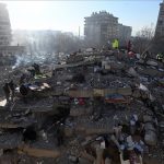 Tareas de búsqueda y rescate en edificios derrumbados por el doble terremoto en la provincia de Kahramanmaras, en el sureste de Türkiye, el 9 de febrero de 2023. (Evrim Aydın - Agencia Anadolu) 