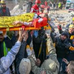 Rescatistas transportan en camilla a una niña de cuatro años que lograron sacar con vida de los escombros 132 horas después del doble terremoto en el municipio de Islahiye, en la Provincia de Gaziantep, Türkiye, el 11 de febrero de 2023. (Halil Fidan - Agencia Anadolu)   