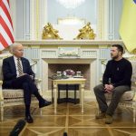 El presidente de Ucrania, Volodymyr Zelensky, y el presidente de los Estados Unidos, Joe Biden, sostuvieron conversaciones cara a cara 3