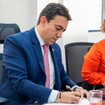 Registrador nacional del Estado Civil, Alexander Vega Rocha, y la presidenta del Consejo Nacional Electoral, Fabiola Márquez.