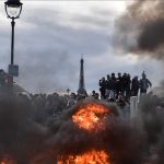 La Torre Eiffel de fondo mientras los manifestantes prenden fuego en medio de enfrentamientos con la Policía durante una protesta por el forzamiento de una reforma de pensiones por parte del Gobierno, en París, el 16 de marzo de 2023. (Firas Abdullah - Agencia Anadolu)