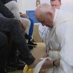 El papa Francisco visitó hoy, en ocasión del Jueves Santo, el centro penitenciario de menores Casal del Marmo, en Roma, donde presidió una misa y realizó el rito del lavado de pies a 12 niños recluidos en ese lugar.