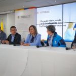 El gobierno de Colombia y la Alcaldía Mayor de Bogotá firmaron hoy un acuerdo para construir la primera fábrica de vacunas y otros biológicos en el país, Foto MINSALUD