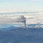 Nevado del Ruiz con las fumarolas en plena erupción