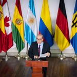 El canciller Álvaro Leyva lee las conclusiones de la Conferencia Internacional sobre Proceso Político de Venezuela. Foto Cancillería