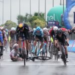 La lluvia y la alta velocidad hicieron de las suyas durante la quinta etapa del Giro de Italia, la cual se vio marcarda por cuatro caídas, una de ellas en el embalaje final, donde el australiano Kaden Grove terminó quedándose con la victoria.