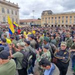 Militares (r) salieron a la marcha contra el Gobierno Petro en la Plaza de Bolívar