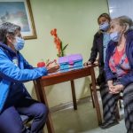 La Alcaldesa Claudia López Ampaño a la Paciente un millón Modelo Territorial de Salud Salud a Mi Barrio.Foto Alcaldía de Bogotá