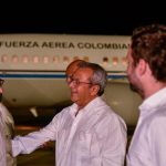 Presidente Petro fue recibido en el Aeropuerto Internacional José Martí de La Habana, por el ministro de Relaciones Exteriores de la nación caribeña, Bruno Rodríguez. Foto Presidencia