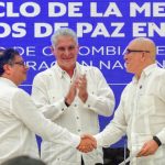 Petro saluda al máximo comandante del ELN, alias 'Antonio García', en presencia del presidente de Cuba y Díaz-Canel al firmar el acuerdo del cese al fuego bilateral. Foto Presidencia de Colombia