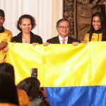 La delegación de Colombia para Juegos Centroamericanos y del Caribe recibió el pabellón nacional por parte del presidente, Gustavo Petro.