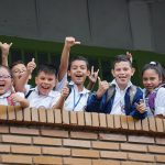 Niños en un balcón de colegio
