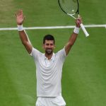 El tenista serbio Novak Djokovic derrotó hoy por 3-0 al italiano Jannik Sinner y avanzó a la final del Abierto de Wimbledon