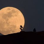 Este fenómeno celestial, conocido como 'perigeo' por los astrónomos, se produce cuando la luna alcanza su punto más cercano a la Tierra.