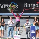 Roglic en el podio con el maillot morado de vencedor de la Vuelta a Burgos 2023.