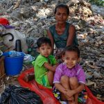 OIT/MArcel Crozet Niños de una familia sin hogar con pocas estructuras de apoyo social en la ciudad de Yangon, en Myanmar,