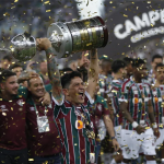 Cano, autor del primer gol, levanta el trofeo de la Copa Libertadores Foto: Alexandre Cassiano/o Globo