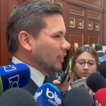 El presidente de la Cámara, Andrés Calle, anunció la suspensión de la sesión y la programó de nuevo para el próximo martes 14 de noviembre