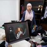 Nariman Tamimi, la madre de Ahed Tamimi, figura de la resistencia palestina, durante una entrevista exclusiva en la casa donde fue arrestada su hija en Cisjordania el 6 de noviembre de 2023. (Issam Rimawi - Agencia Anadolu)