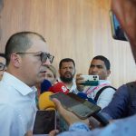 El Fiscal Barbosa manifestó su preocupación, afirmando que "el Gobierno Petro, de nuevo, le da la mano al narcotráfico”.